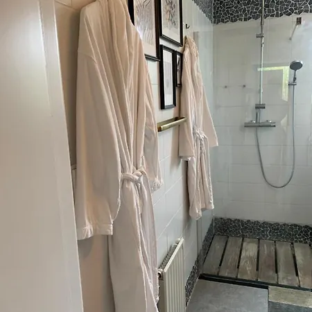 La Du Chemin : Piscine Sauna